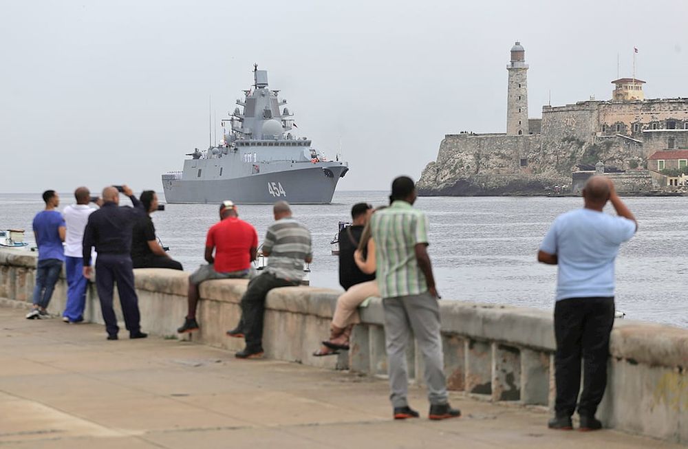 Barcos y submarino nuclear rusos anclaron en Cuba. La gente observa a la fragata Almirante Gorshkov de la Armada rusa. (AP).