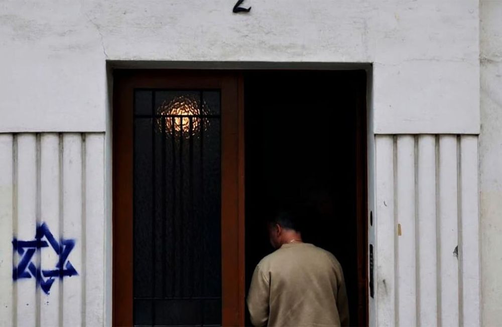 La fachada de una casa fue marcada con una Estrella de David en Francia, luego de los ataques de Hamás contra Israel el 7 de octubre de 2023. Decenas de casas y departamentos fueron señaladas entonces.