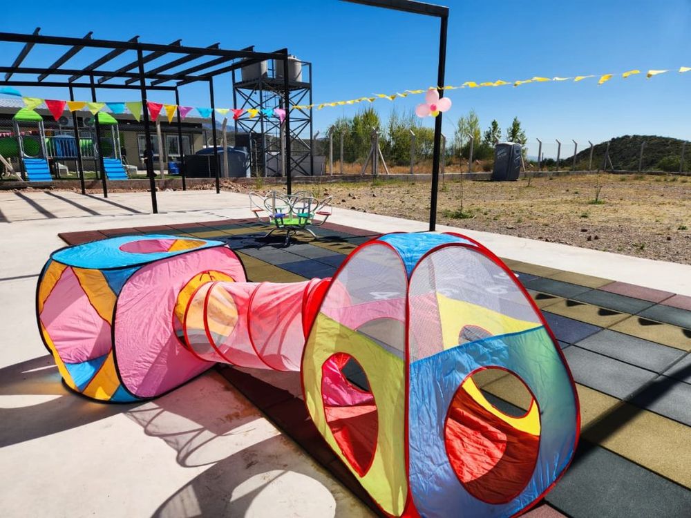 La provincia avanza con un plan que combina sostenibilidad, inclusión y seguridad infantil: la instalación de pisos de caucho reciclado en jardines de nivel inicial. &nbsp;Foto: Gobierno de Mendoza