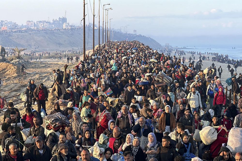 Miles de palestinos desplazados por la guerra regresan al norte de Gaza. Foto: EFE