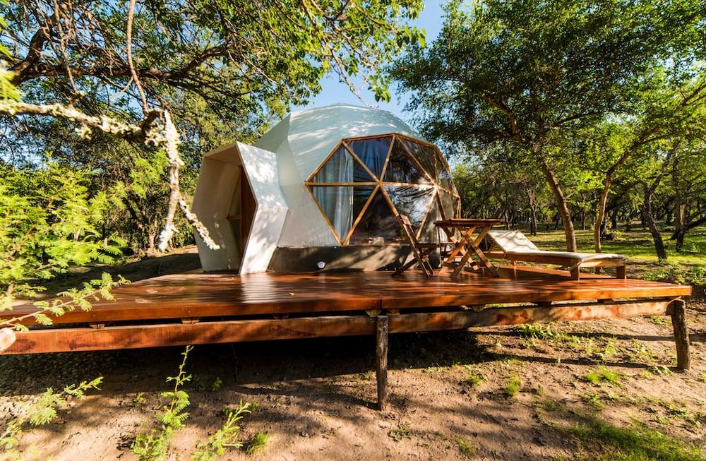 La forma geométrica de los domos se llama geodésica (del latín, “separación de la tierra”) y remite al hecho de que suelen estar construidos sobre plataformas de madera para evitar la erosión del suelo y permitir que los animales circulen libremente.