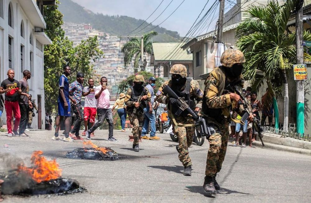 Ciudadanos participan en una protesta cerca de la comisaría de policía de Petion Ville después del asesinato del presidente haitiano Jovenel Moïse el 8 de julio de 2021 en Puerto Príncipe, Haití. / Foto: Gentileza