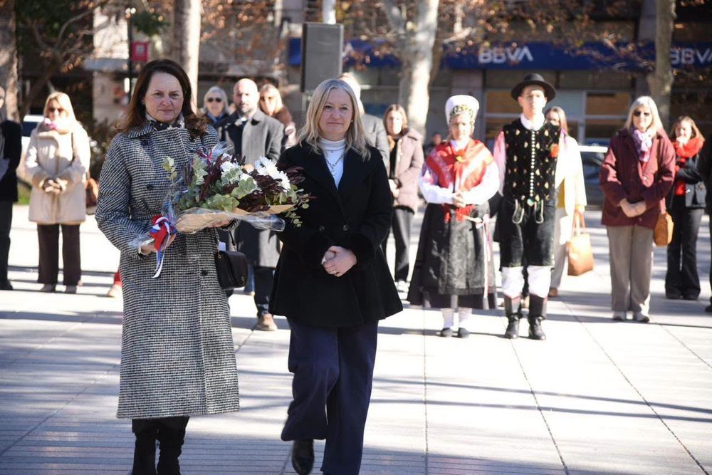 Ofrenda floral. La embajadora de Eslovenia en Argentina, Tina Vodnik y la vicegobernadora Hebe Casado, en el homenaje al Libertador, en la plaza San Martín.