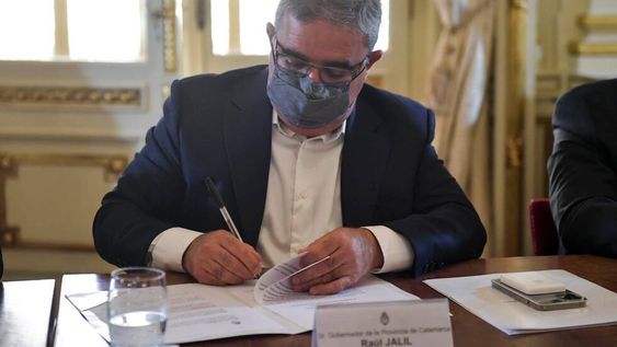 Raúl Jalil, gobernador de Catamarca, a través del Decreto 3.095 oficializó el cobro del tratamiento médico por Covid-19 a aquellas personas que no estén vacunadas.
