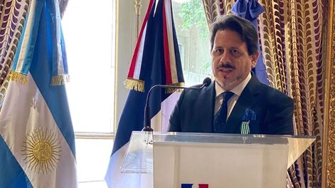 El maestro Sebastiano De Filippi recibió el reconocimiento cultural del gobierno francés en la Embajada por su extenso aporte musical a nivel mundial.
