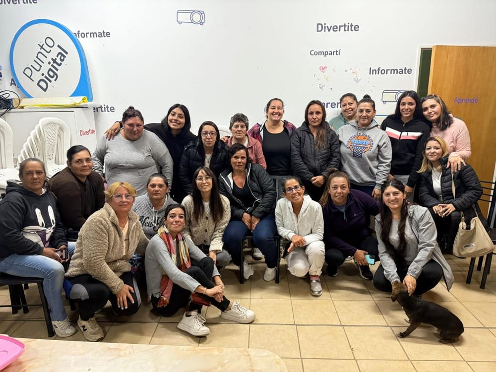 Mulheres Solidárias em reuniões de organização do desfile.