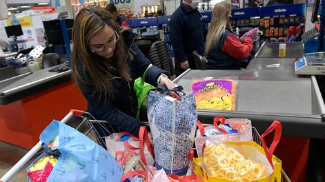 Los Andes | Según el Indec, las ventas en supermercados crecieron un 95% pero al medir los precios reales cayeron un 2%. Foto: Orlando Pelichotti