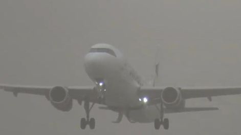 Impactante video: un avión intentó aterrizar en Neuquén, pero fue desviado a Mendoza por el viento. Foto: Captura video.