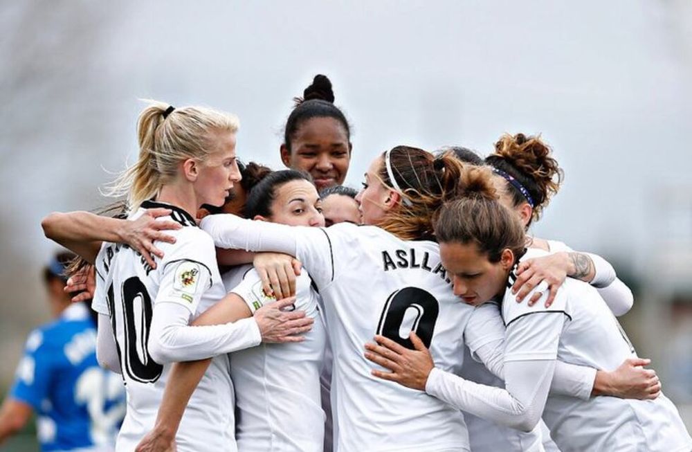 Tras 118 años de existencia, el Real Madrid cuenta con su primer equipo profesional de mujeres de su historia al oficializarse este miércoles la anexión del CD Tacón, que el club blanco pretende convertir en su proyecto Galáctico versión femenino.