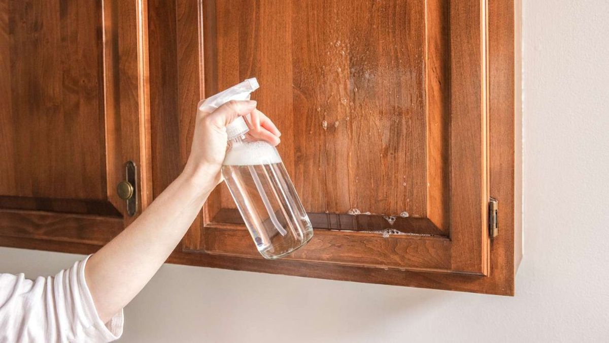 El truco casero que elimina la grasa pegajosa y persistente de la alacena de la cocina sin dañar