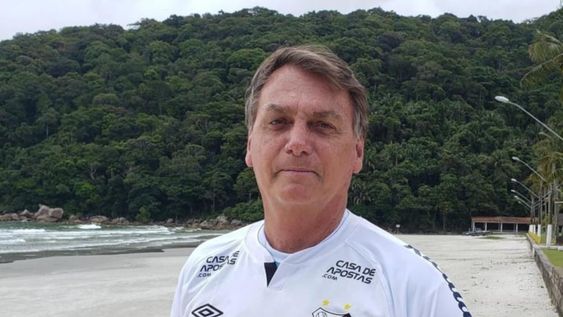 Jair Messias Bolsonaro, presidente de Brasil e hincha de Palmeiras, cuando sorprendió a todos en la playa con una camiseta del rival. (Twitter)