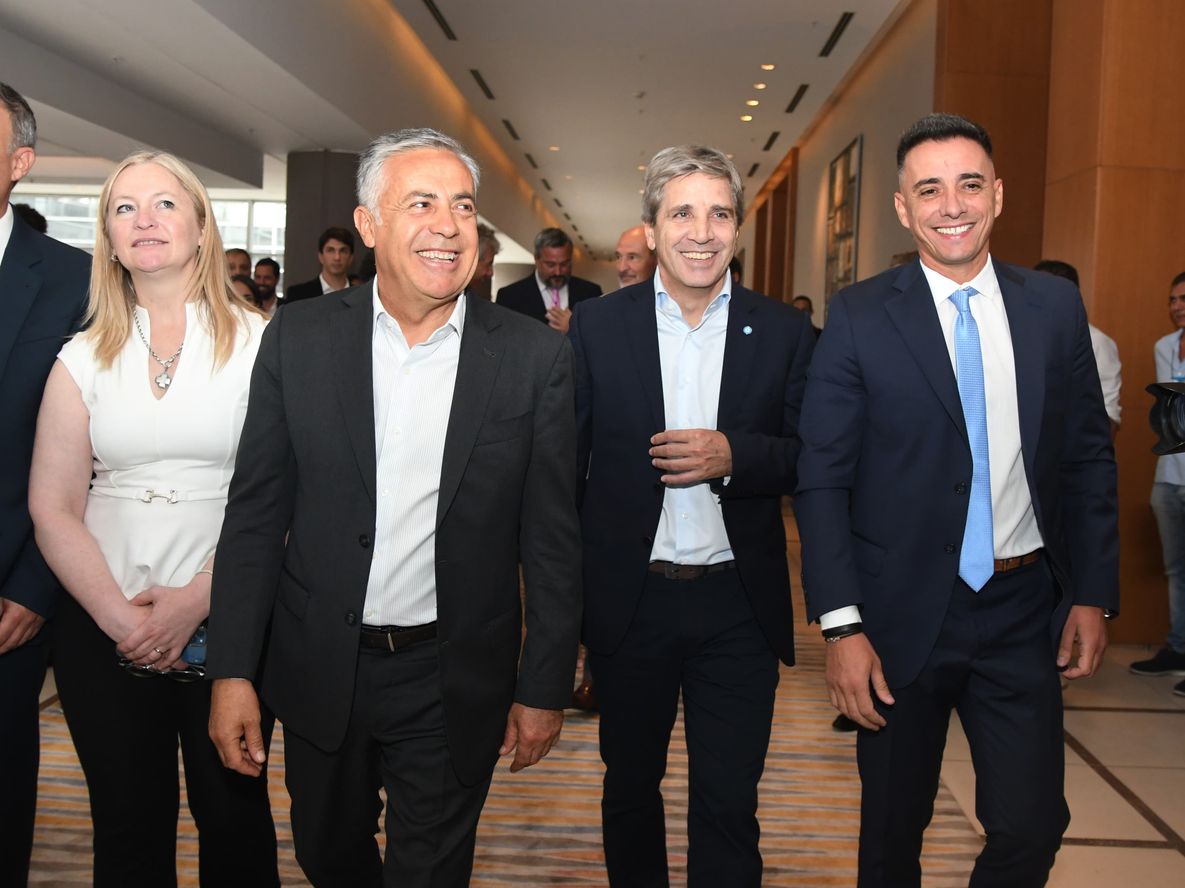 Alfredo Cornejo junto al ministro de Economía de Milei, Luis Caputo; la vicegobernadora Hebe Casado, el intendente de Guaymallén Marcos Calvente y el presidente del CEM, Martín Clément.