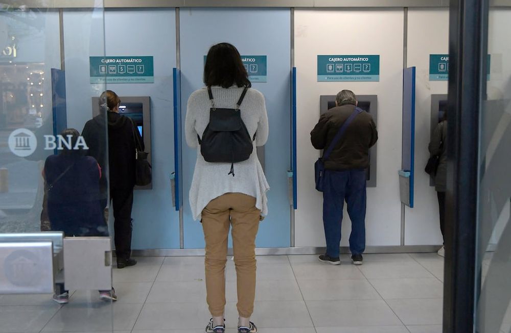 El Banco de la Nación Argentina (BNA) informó que abonará el bono de refuerzo de ingresos de ANSES (IFE 4) a través de la billetera digital BNA+Foto: Orlando Pelichotti / Los Andes