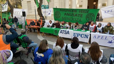 Los Andes | Protesta de trabadores afiliados a ATEEsta mañana los sindicatos y gremios realizaron una protesta en la puerta de la Legislatura ProvincialFoto: Orlando Pelichotti/ Los Andes
