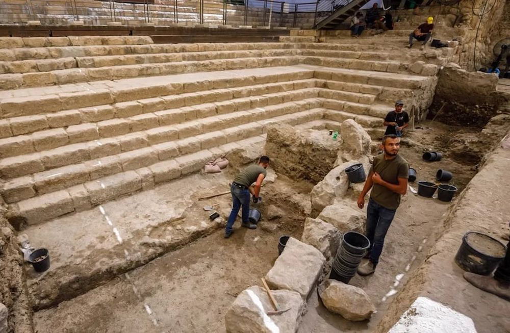 En las últimas semanas avanzaron en las excavaciones para llegar a los ocho escalones que sirven para bajar a la piscina. Gentileza: Twitter @HananyaNaftali