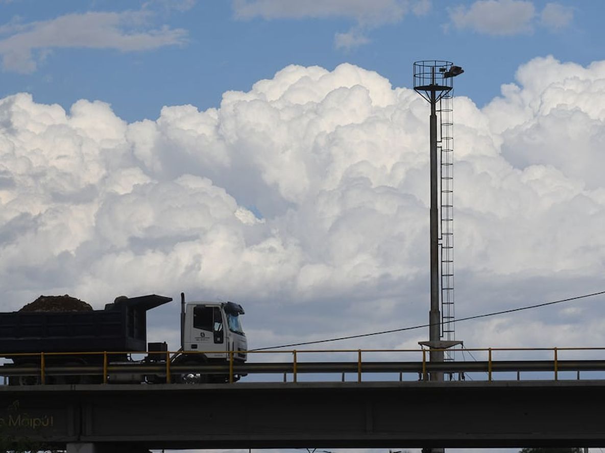 Continúa la alerta amarilla por fuertes tormentas en Mendoza.