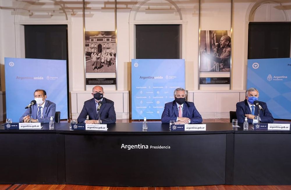 Fernández dijo que se limitará la circulación en 18 provincias y apuntó a las reuniones sociales. Suárez no quiere ceder y hubo un choque. / Gentileza