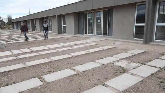 Construcción alternativa de viviendas con placas de  madera y placas de durlockJavier y Cristian, en las viviendas  que se están construyendo con paneles de madera y DurlockFoto: José Gutierrez / Los Andes