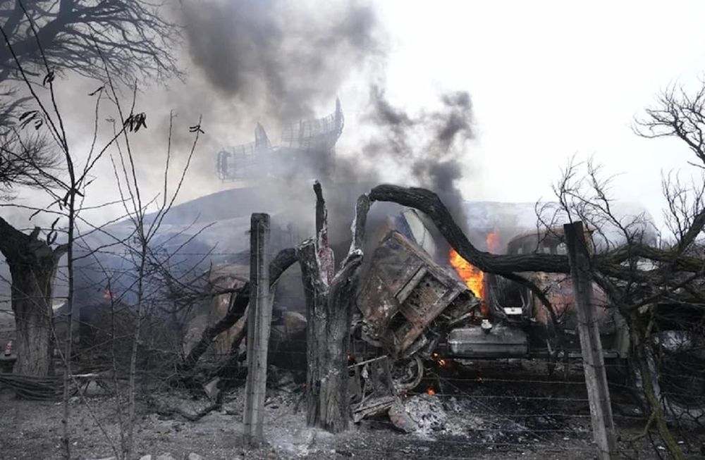 Radares dañados y otros equipos se ven en una instalación militar ucraniana en las afueras de Mariupol, Ucrania, el jueves 24 de febrero de 2022.  (AP)