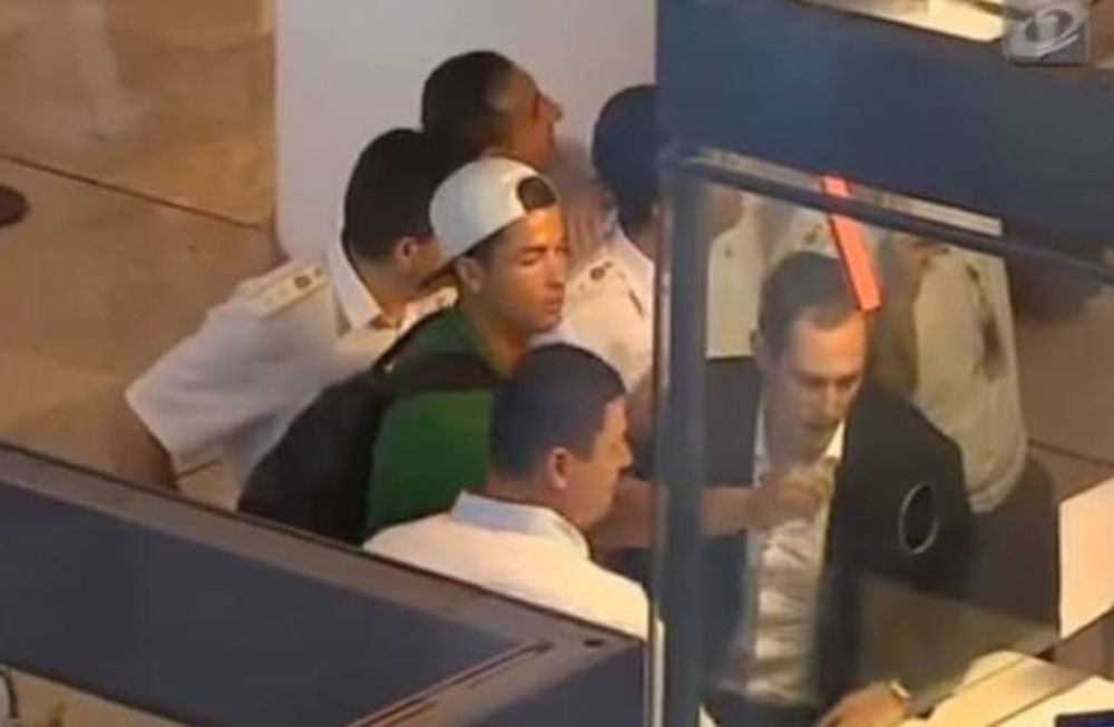 Fastidioso, Cristiano Ronaldo vivió una situación incómoda en el aeropuerto armenio de Erevan