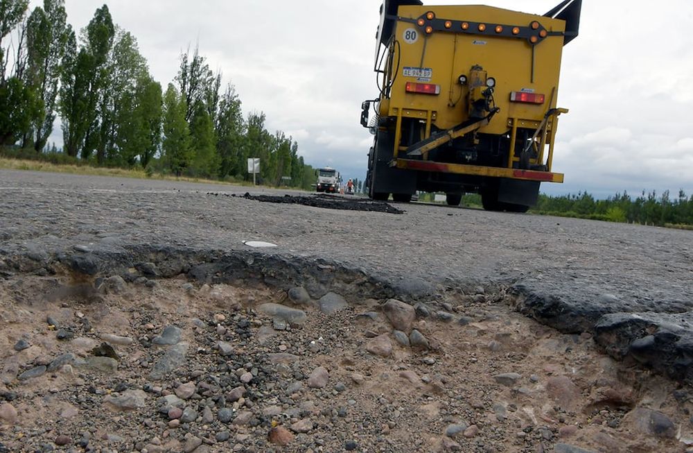 Nuevamente produjo accidentes automovilísticos los baches y pozos que se originaron por las lluvias y alto tránsito la Ruta Internacional 7, pasando el Nudo de Ruta 40, en Luján de Cuyo. Foto: Orlando Pelichotti / Los Andes