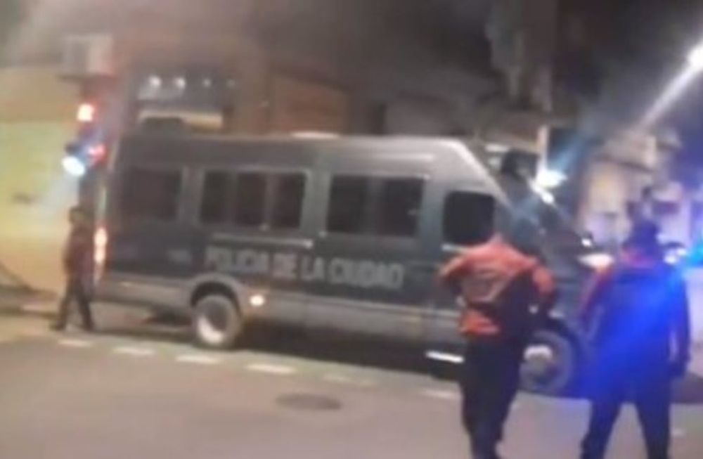 El ex militar ucraniano se atrincheró y enfrentó con la policía, que recibió una denuncia por violencia de género. El hombre se encerró en el baño, cruzó disparos con los oficiales.