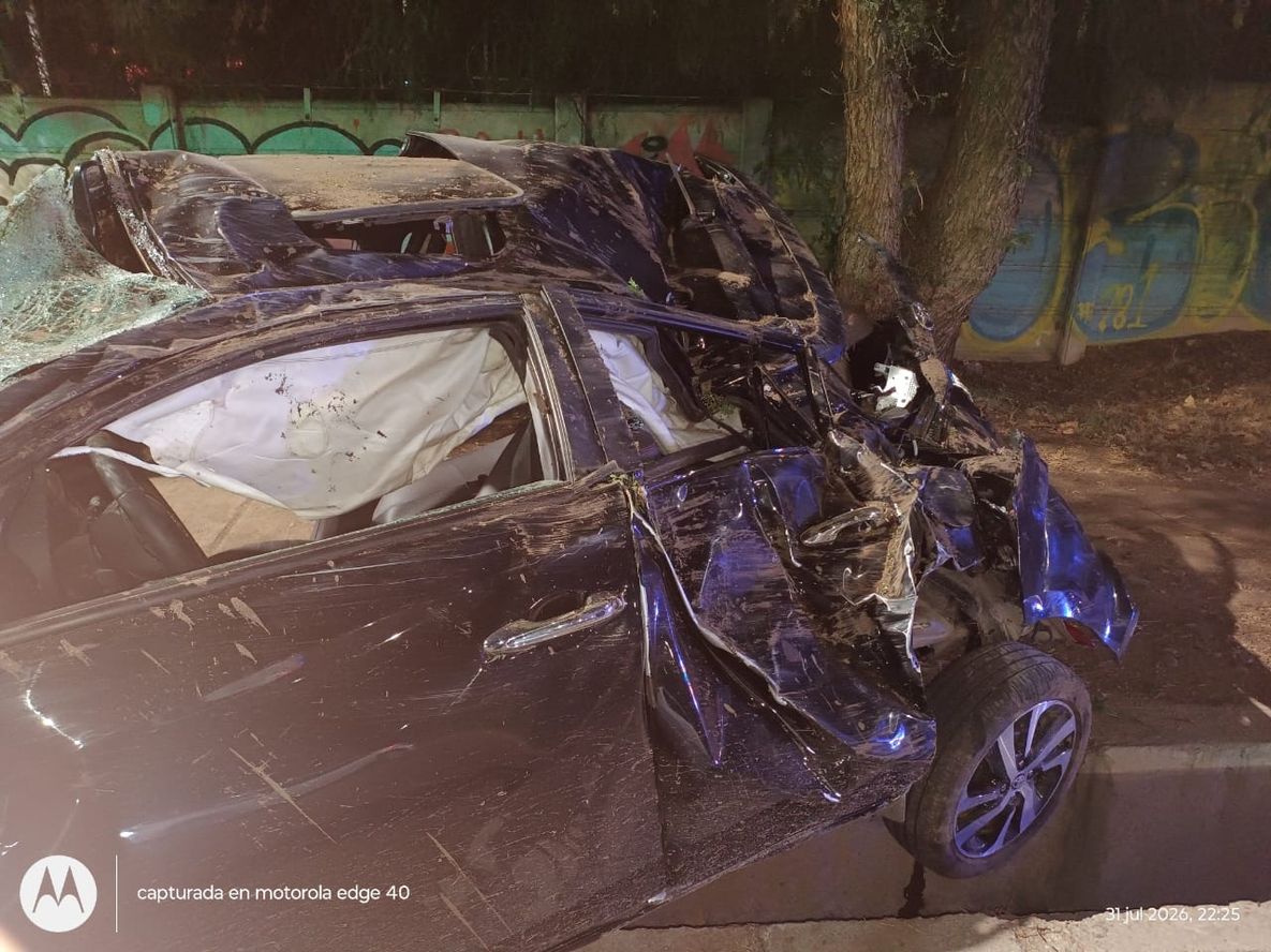Un conductor alcoholizado está grave tras perder el control del auto y caer a una cuneta.