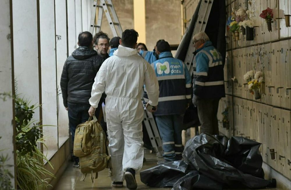 Antropólogos forenses de la UBA, participaron de la exhumación de un cuerpo en el Cementerio que podría ser el de Christian Guardati. / Foto y videos Orlando Pelichotti - Los Andes.