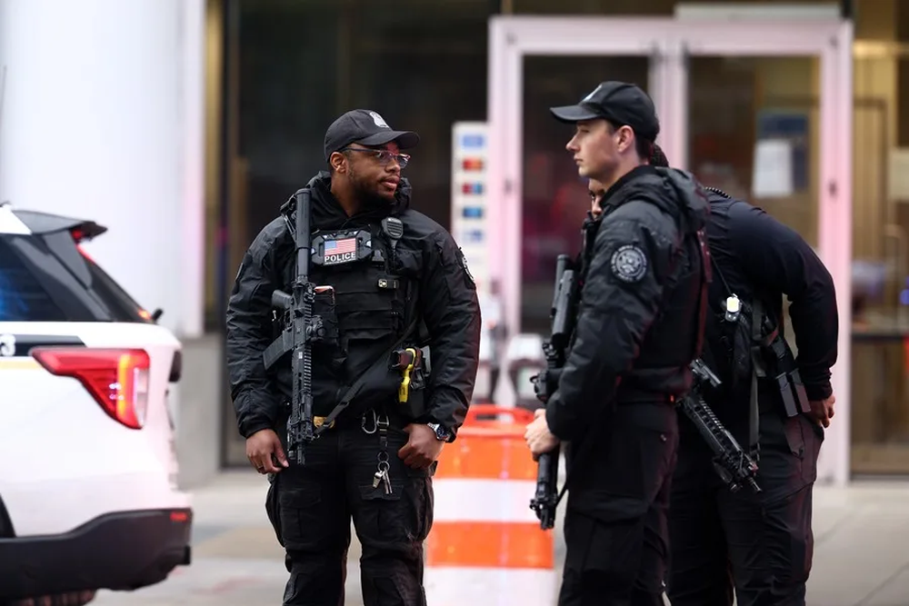 Fotograf&iacute;a de agentes del Servicio Secreto y la Polic&iacute;a custodiando el per&iacute;metro alrededor de la Casa Blanca este s&aacute;bado, en Washington.