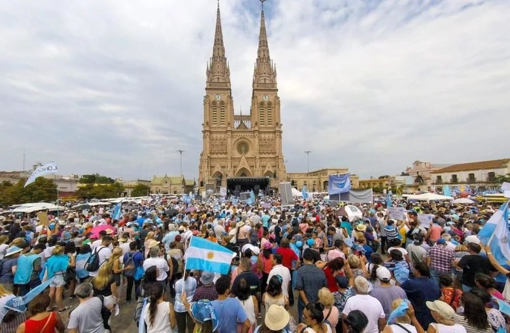 Peregrinación a Luján: miles de fieles caminan para pedirle y agradecerle a la Virgen