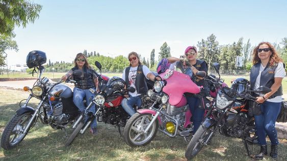 Lourdes Ybarra, Roxana Morales, María Irrazábal y Rita Cano, integran el grupo Calaveras & Catrinas y disfrutan de salir juntas a andar en sus “máquinas” por diversos lugares de Mendoza / Mariana Villa