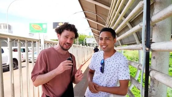 Luisito junto al argentino que cruzó para comprar una Xbox. Foto Captura: YouTube