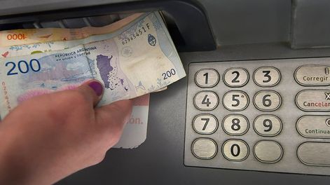 Extracción de dinero en cajeros automáticos. Foto: Los Andes