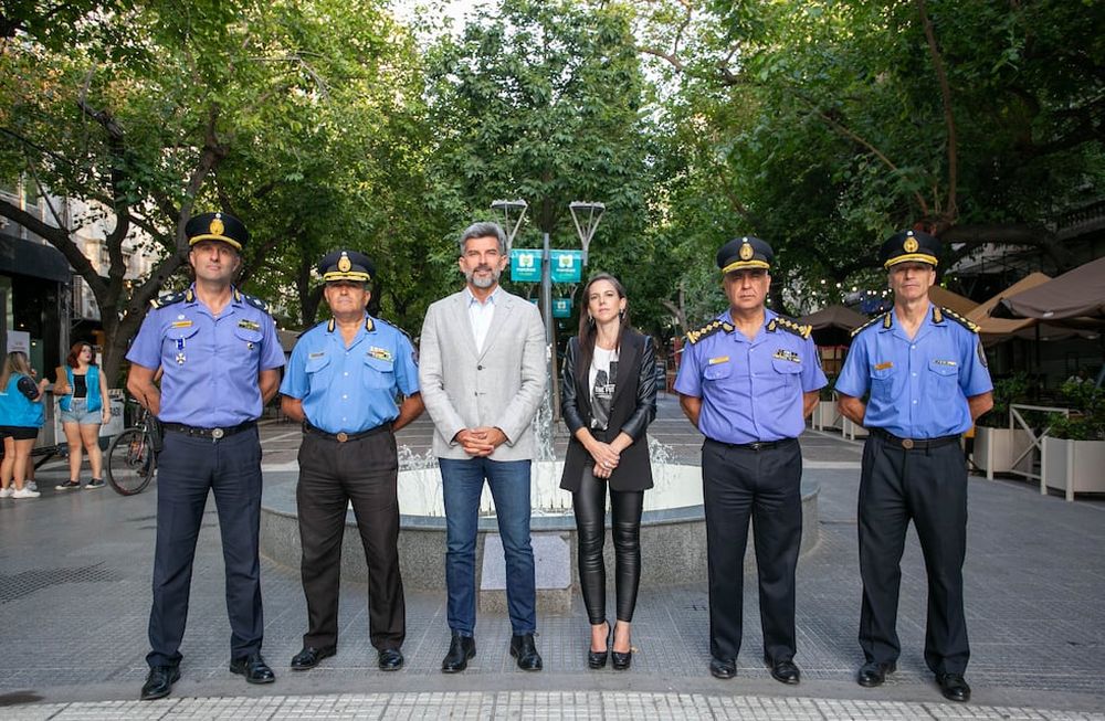Ulpiano Suarez junto a Mercedes Rus, presentaron la nueva cúpula policial de Capital