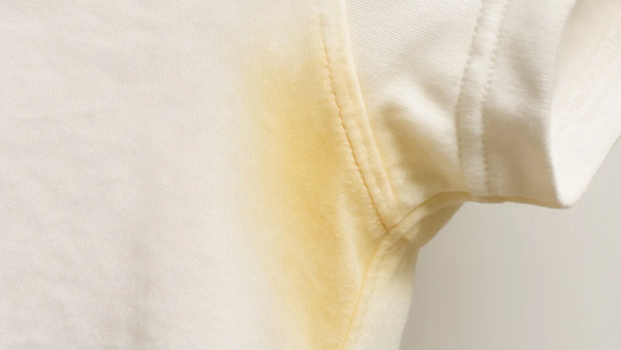 Las manchas blancas o amarillas que aparecen en la ropa pueden tratarse con ingredientes habituales del hogar.