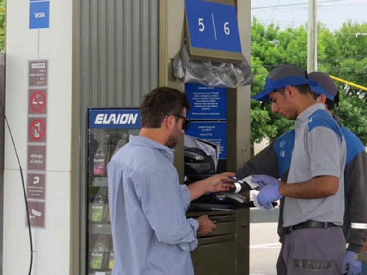 Se puede seguir pagan con plásticos en todas las estaciones de servicio del país