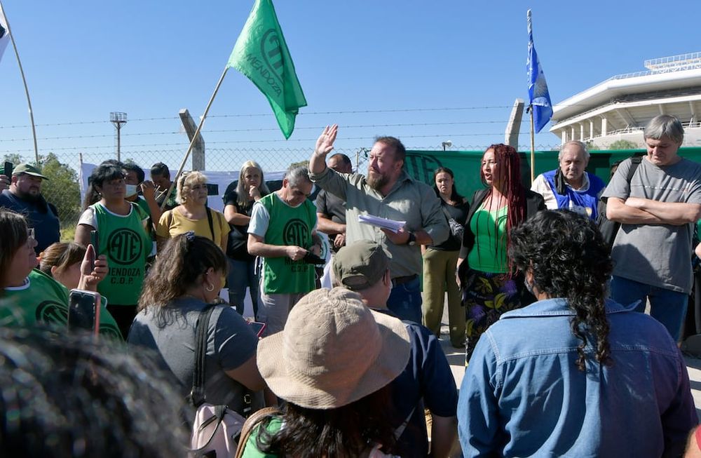 Paritarias 2022. En la foto, el Gobierno provincial reiteró la propuesta de salarios a los profesionales del estado agrupados en ATE que conduce Roberto Macho- Foto: Orlando Pelichotti / Los Andes