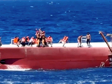 Sube a ocho el número de personas muertas en el naufragio de un barco de pasajeros en Chipre.