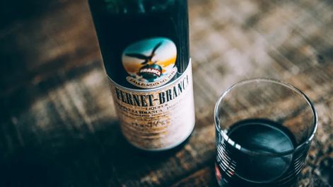 Si tenés botellas de Fernet vacías en casa, tenés un tesoro: por qué y cómo reciclarlas con esta espectacular idea