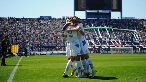 Vélez superó a Independiente y sigue prendido en los puestos de vanguardia