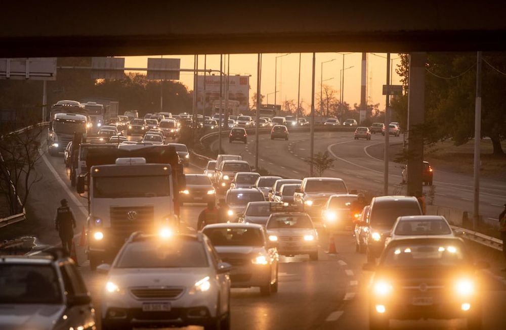 Imagen ilustrativa. Archivo. Los controles se realizan en los distintos accesos a la ciudad de Mendoza pidiendo certificados de circulación.  Foto: Ignacio Blanco / Los Andes