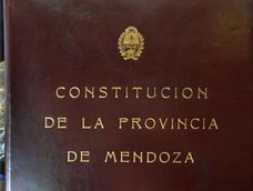 La Constitución de Mendoza, en su Art.1 dispone: “La Provincia de Mendoza es parte integrante e inseparable de la Nación Argentina y la Constitución Nacional es su ley suprema”.