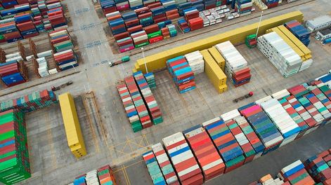 Los Andes | This aerial photo shows cargo containers stacked at a port in Lianyungang in Chinas eastern Jiangsu province on May 9, 2022. Chinas export growth slumped in April to its lowest level in almost two years, customs data showed on May 9, as a Covid resurgen