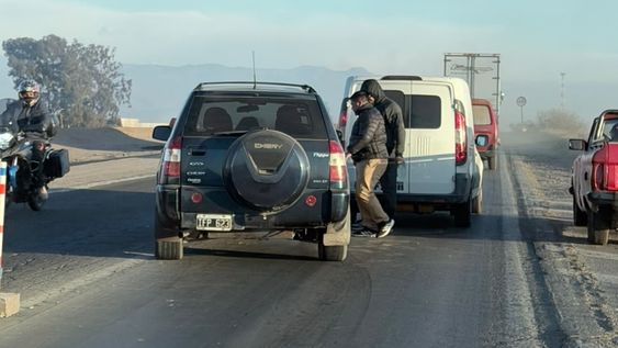un leve choque entre dos vehiculos provoca una importante congestion en el acceso este