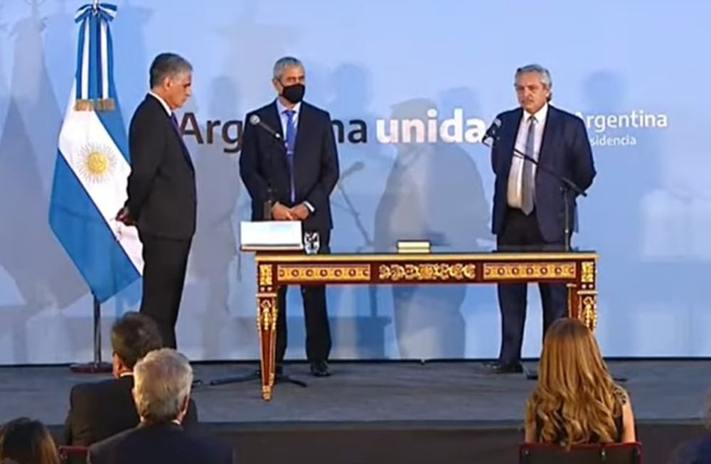Alberto Fernández tomó juramento a Jorge Ferraresi como el flamante ministro de Desarrollo Territorial y Hábitat.