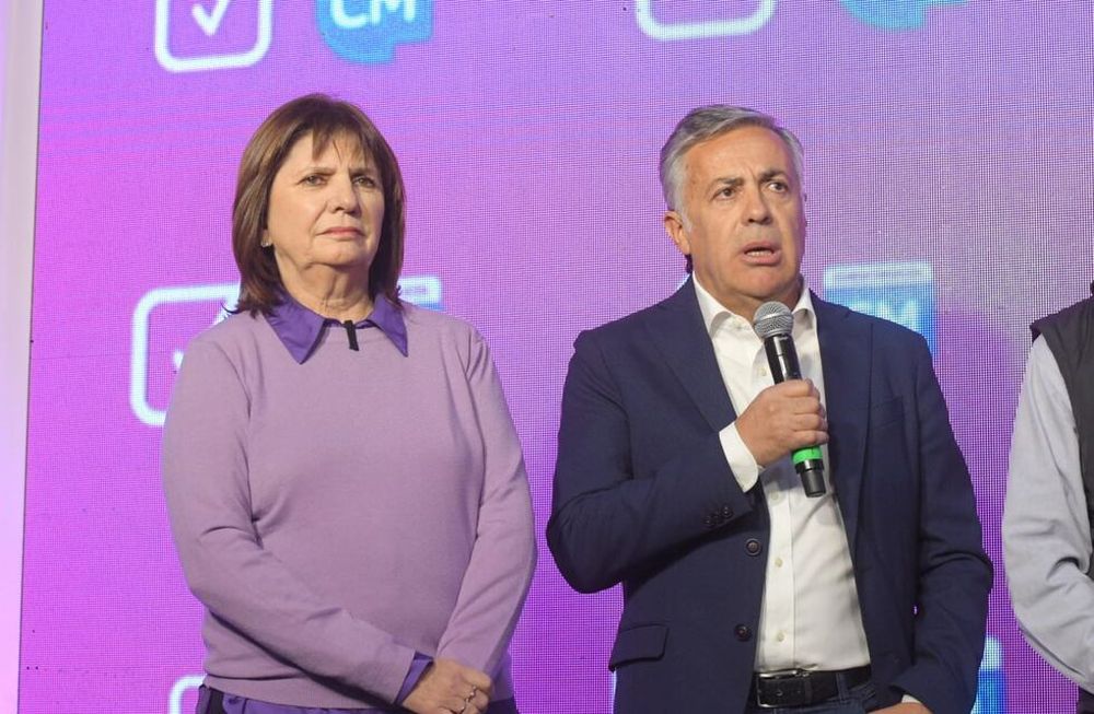 Patricia Bullrich se sumó a la celebración de Alfredo Cornejo por el triunfo de Cambia Mendoza en las elecciones PASO 2023 en Mendoza. Foto: Ignacio Blanco / Los Andes