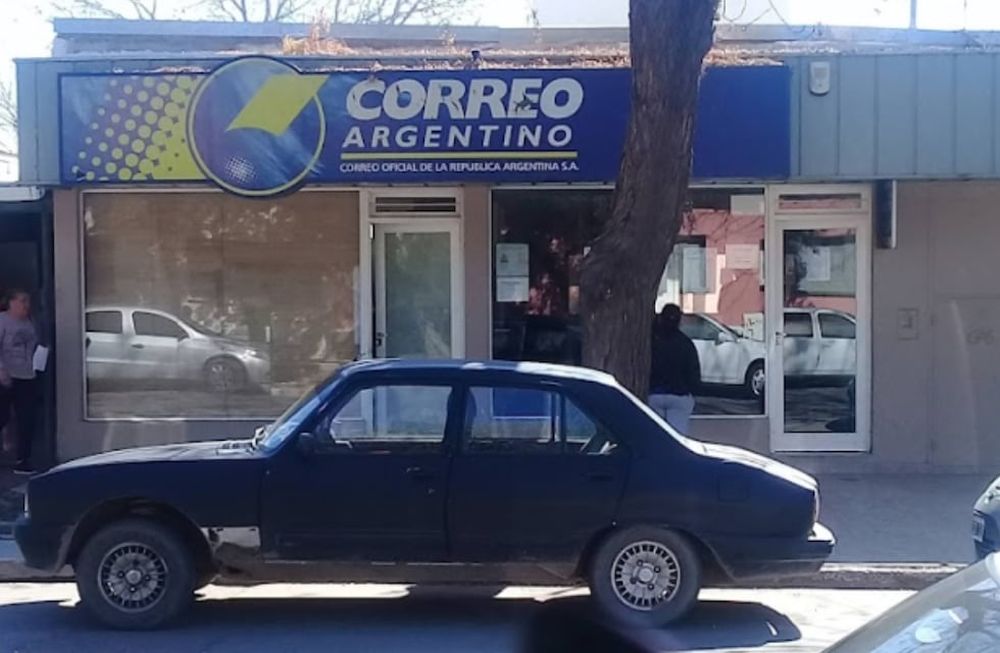 Tres asaltantes se hicieron pasar por policías de civil y se llevaron 5,5 millones de pesos de la sucursal del Correo Argentino de Beltrán. Ahora investigan si el policía que custodiaba el lugar fue cómplice de los asaltantes. Foto: Google Maps.