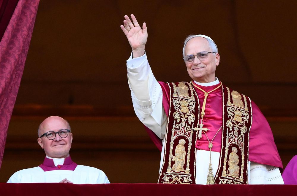 El recién elegido Papa León XIV, el cardenal Robert Francis Prevost de los EE.UU., saluda a los fieles desde la logia central de la Basílica de San Pedro, Ciudad del Vaticano, el 8 de mayo de 2025.