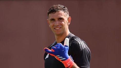 Dibu Martínez tiene nuevo número en el Aston Villa