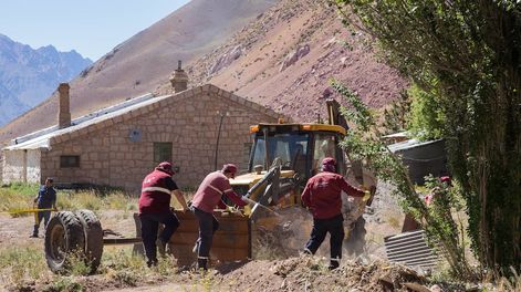 Trabajo de limpieza en Puente del Inca para volver a recibir al turismo.